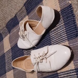TOPSHOP White Embossed Oxfords Size 8.5
